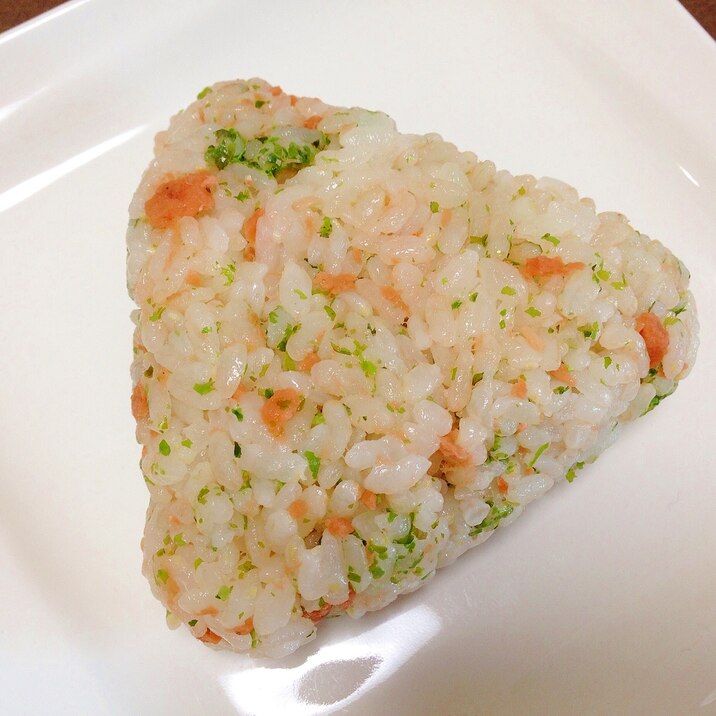 青のりの風味で 鮭フレークと青のりのおにぎり レシピ 作り方 By うーころちゃん 楽天レシピ 青のりの風味で 鮭フレークと青のりのおにぎり レシピ 作り方 By うーころちゃん 楽天レシピ